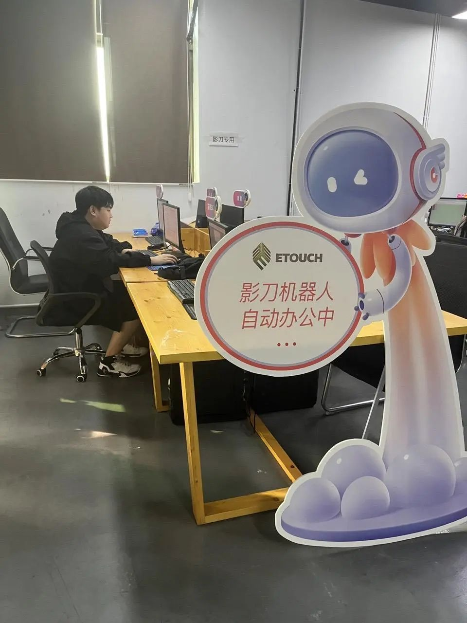 AI风口下的创业者，人力缩减一半，靠AI开了几十家店