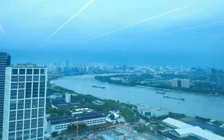大语言模型评测是怎么被玩儿烂的？我们跟知情人聊了一个下午