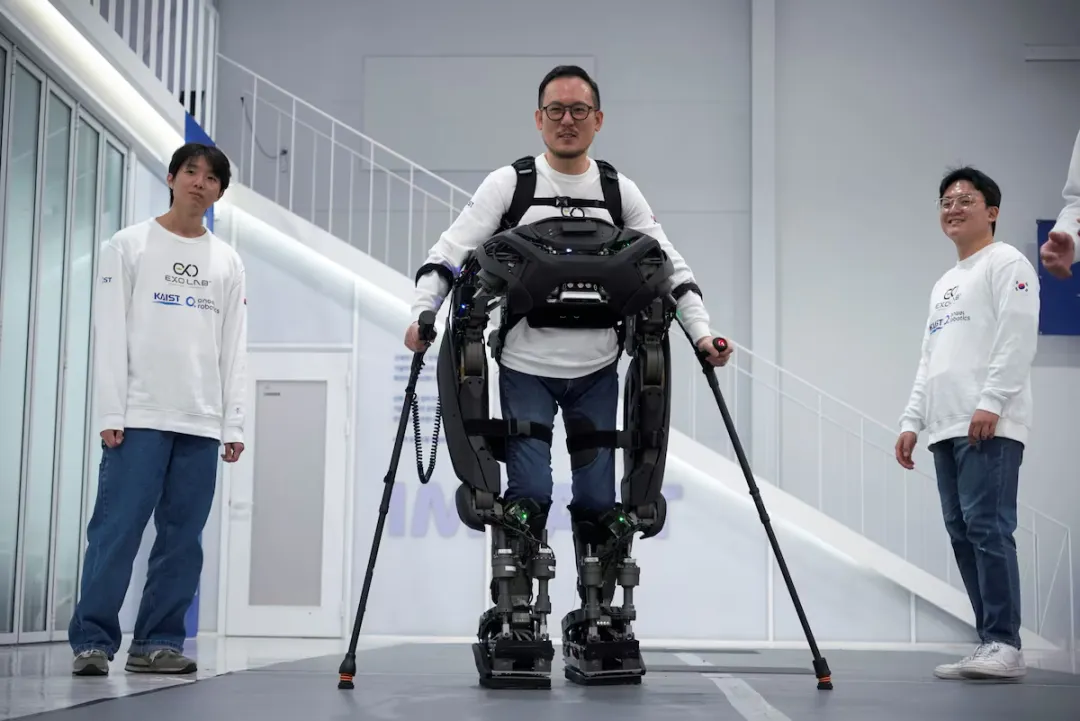 受「钢铁侠」启发，这款 AI 外骨骼能让截瘫患者重新站起来