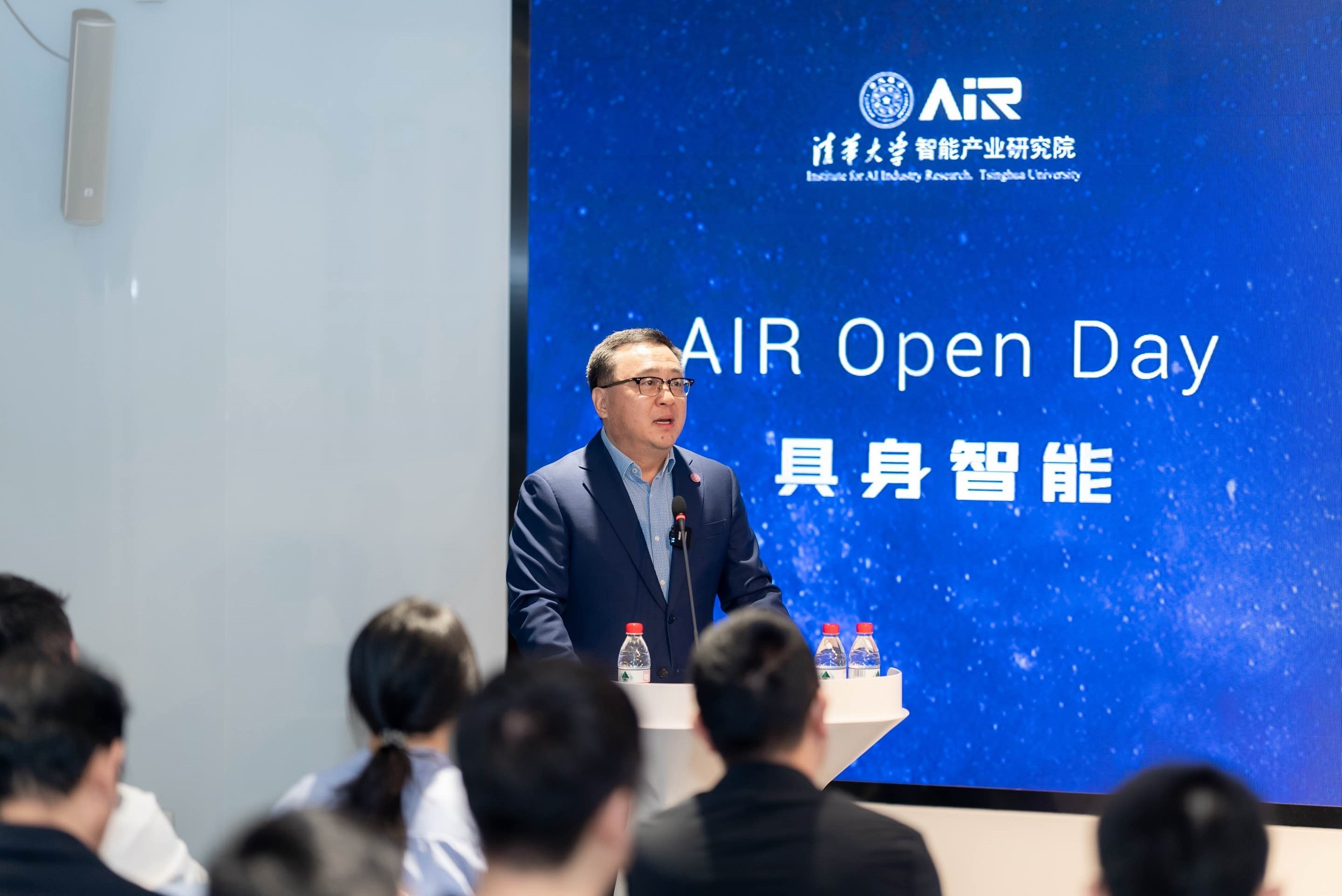 加速具身智能落地应用，清华大学智能产业研究院（AIR）推出具身仿真平台 | 最前线