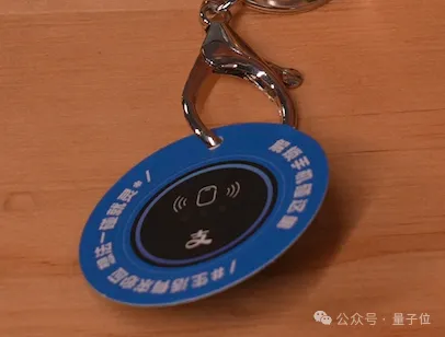 什么？程序员礼盒还自带大模型彩蛋，碰一下就可触发