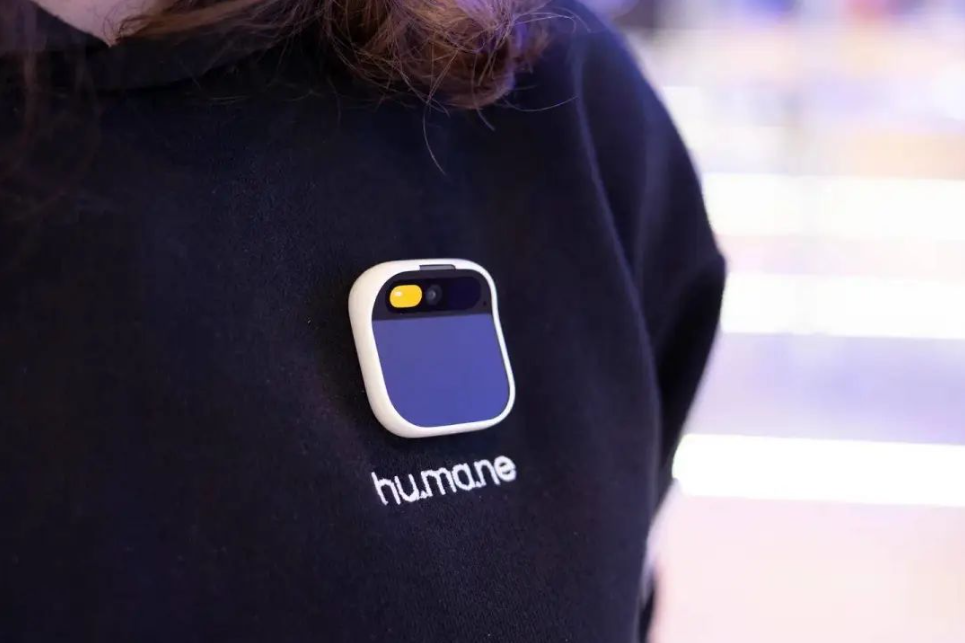 首批现场体验 AI Pin 的人：为什么我不换台手机呢？