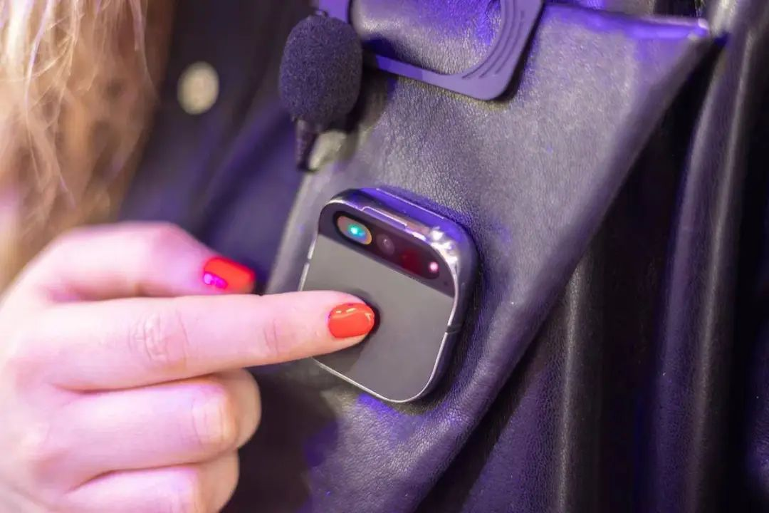 首批现场体验 AI Pin 的人：为什么我不换台手机呢？