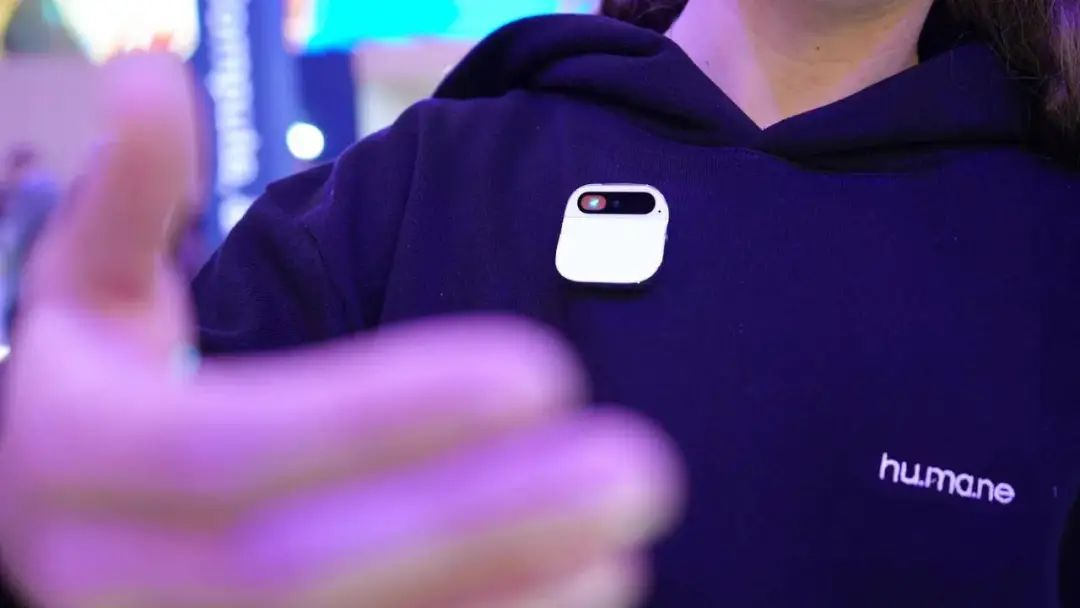 首批现场体验 AI Pin 的人：为什么我不换台手机呢？