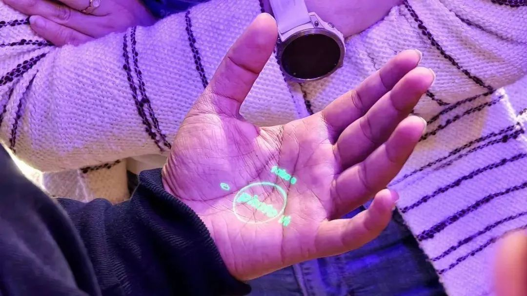首批现场体验 AI Pin 的人：为什么我不换台手机呢？
