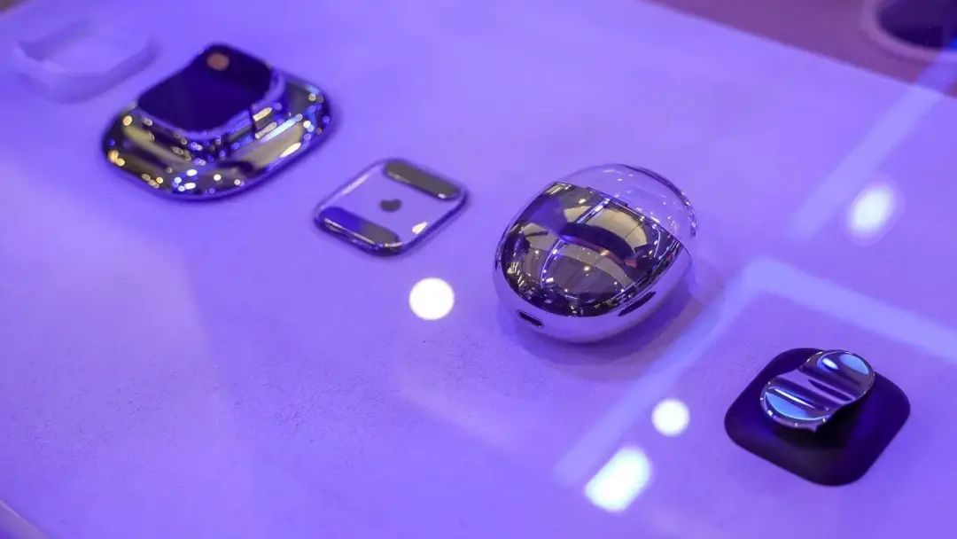 首批现场体验 AI Pin 的人：为什么我不换台手机呢？