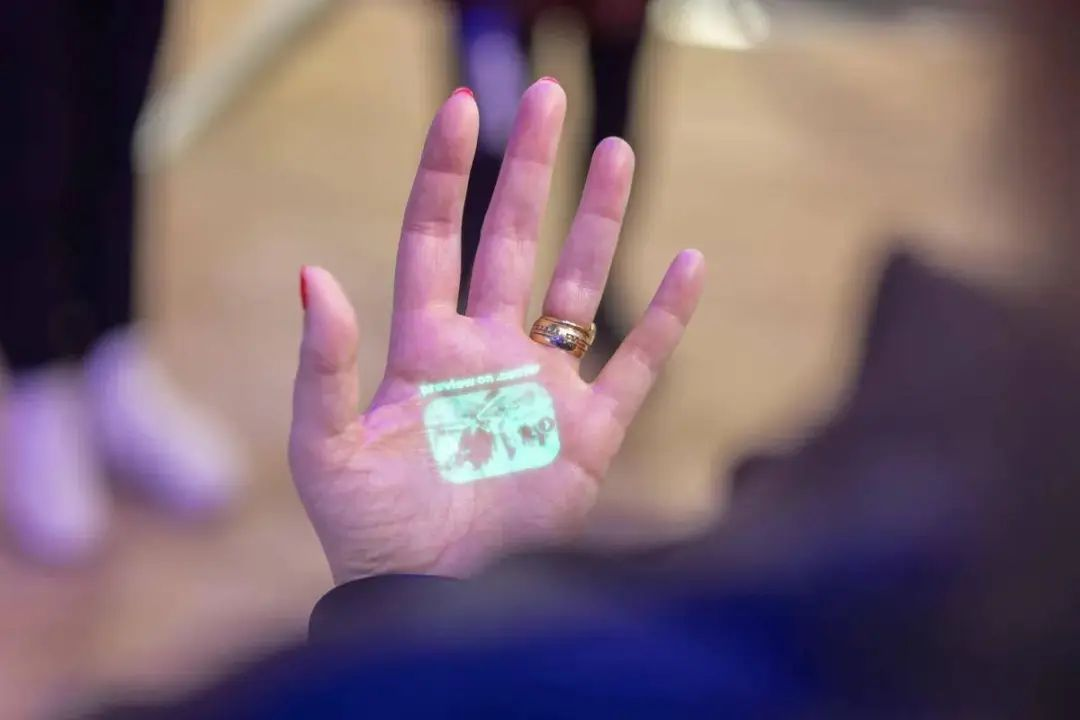 首批现场体验 AI Pin 的人：为什么我不换台手机呢？