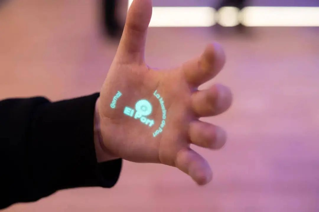 首批现场体验 AI Pin 的人：为什么我不换台手机呢？