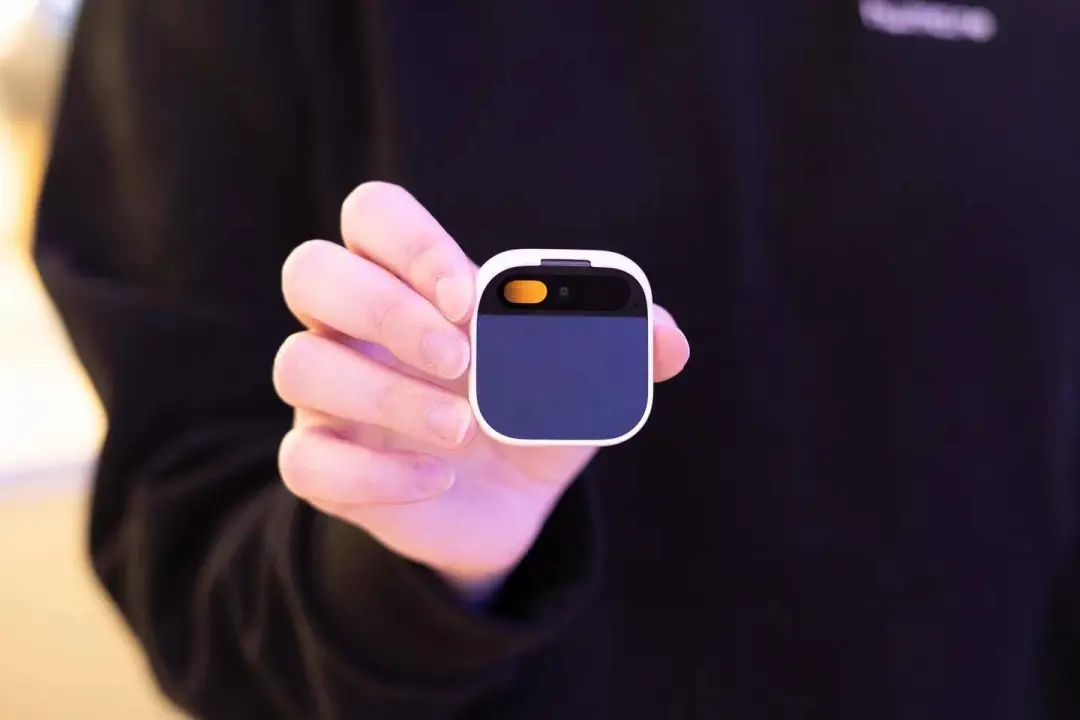 首批现场体验 AI Pin 的人：为什么我不换台手机呢？