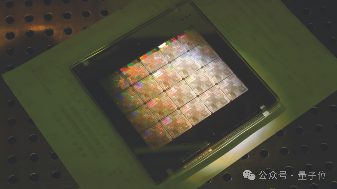 英伟达B200打破摩尔定律！老黄顺便公开GPT-4的秘密