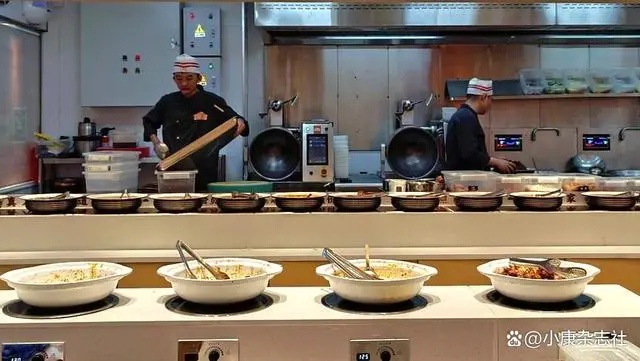 「科学强国」AI炒菜机器人“食”力赋能后厨——专访橡鹿科技联合创始人杨建成