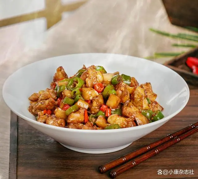 「科学强国」AI炒菜机器人“食”力赋能后厨——专访橡鹿科技联合创始人杨建成