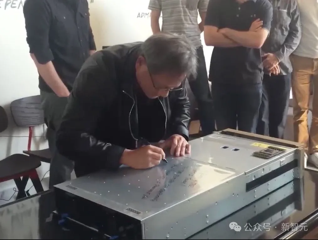 8年后再次见证历史！世界首台DGX H200，老黄亲自交付给奥特曼
