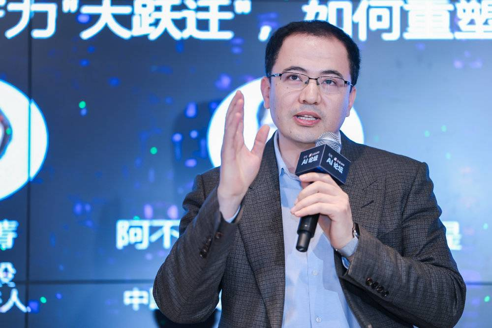 究竟该指望谁来拉近我们与AI的距离？