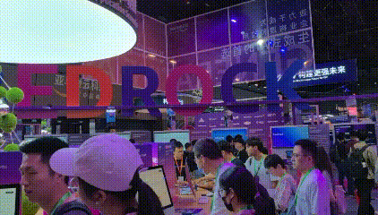 16家头部大模型公司上海神秘碰头，现场人挤人人人 