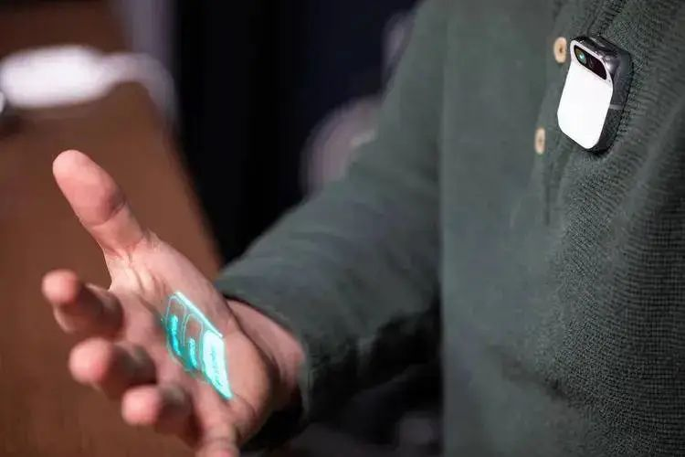 Google Glass 团队打磨 6 年的新产品，会是下一个翻车的 AI 硬件吗