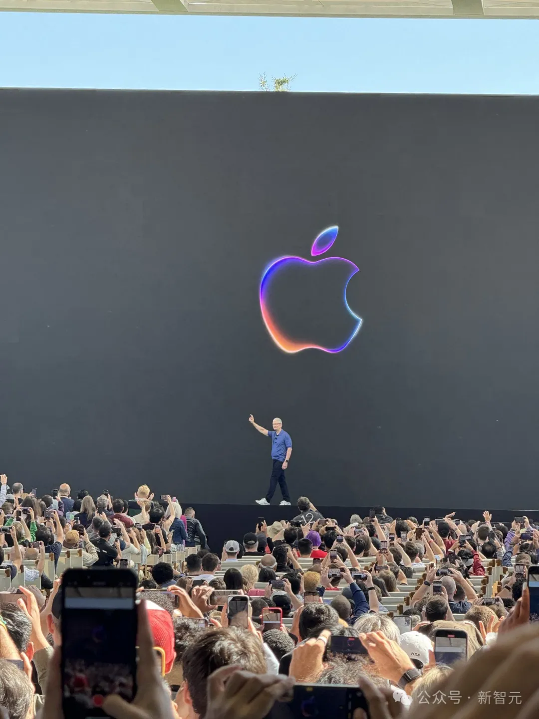 苹果AI爆炸全宇宙！一夜重塑iPhone，Siri全家桶史诗级更新，马斯克怒了