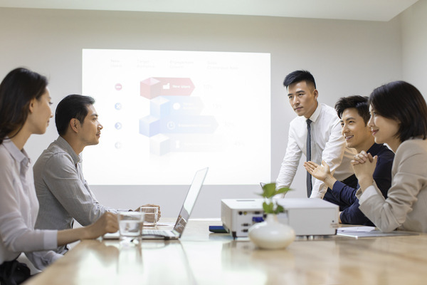 突然发现老板是“AI”，打工人该怎么办？