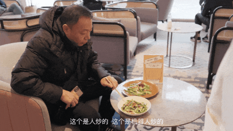 中国首个AI厨王诞生，苦练7吨菜通过「图灵测试」！网友：机器人都比我会做饭