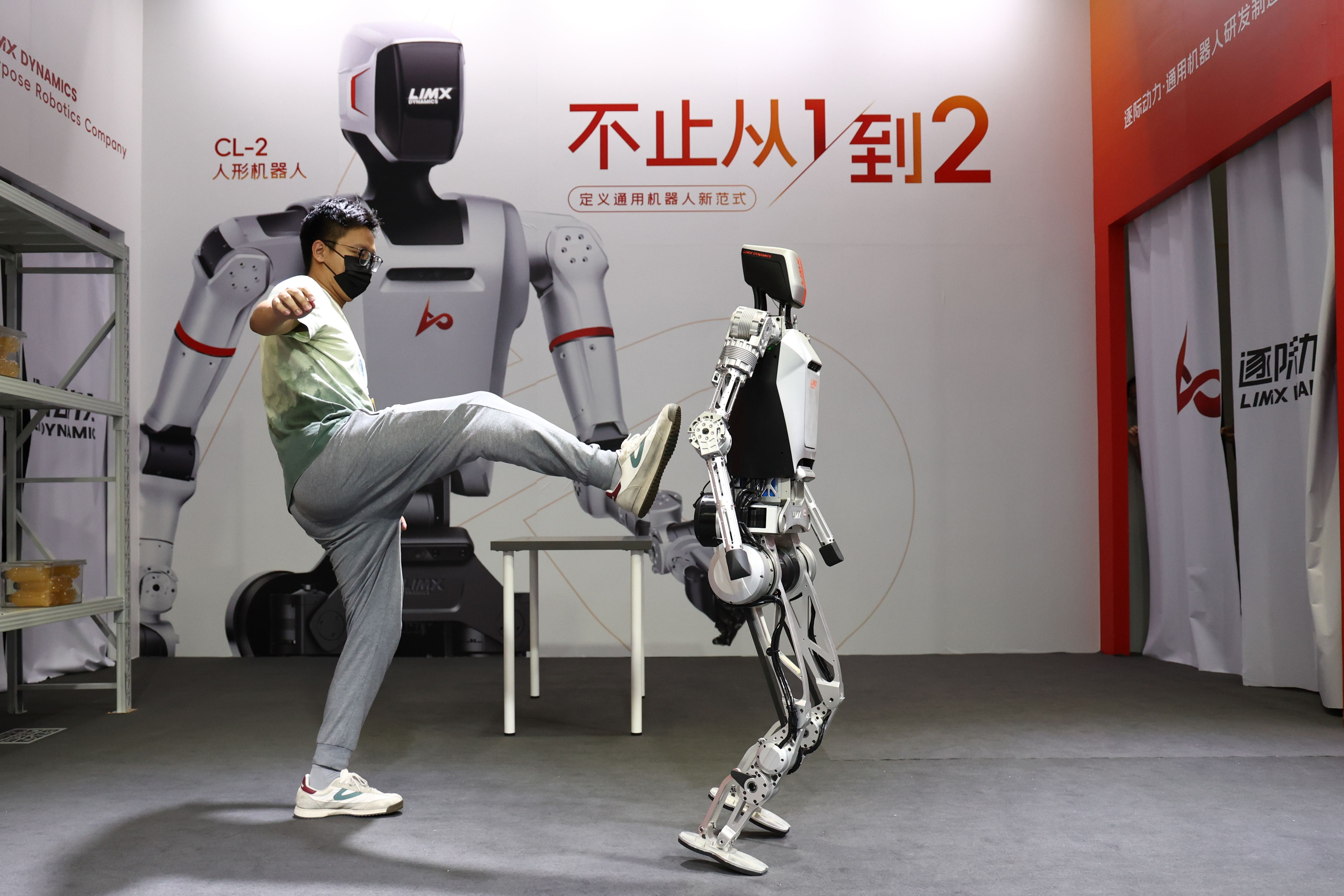 27款人形机器人齐聚「2024WRC」，既能写毛笔、干家务，还可以做搬运和质检｜最前线