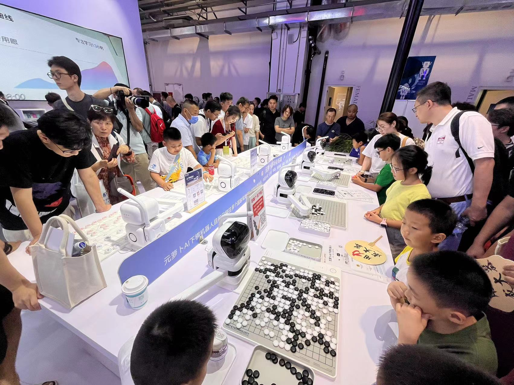 27款人形机器人齐聚「2024WRC」，既能写毛笔、干家务，还可以做搬运和质检｜最前线