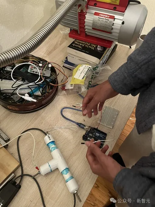 数学系本科生卧室手搓「核聚变反应堆」，Claude 3.5立大功！0基础，狂肝1个月