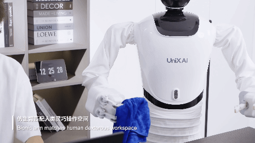 00后CEO杨丰瑜：耶鲁博士回国创业，五个月造出首款「可量产」人形机器人｜AI Pioneer
