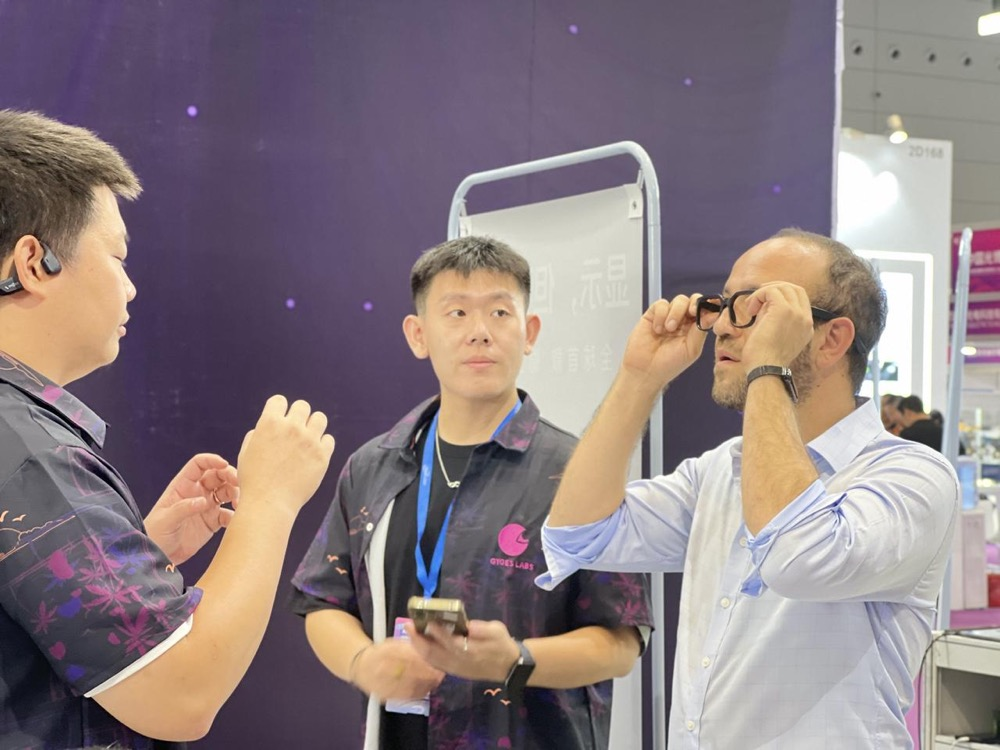 自研DigiWindow技术，「Gyges Labs」发布首款隐形显示AI眼镜｜最前线