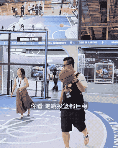 阿里首款 AI 眼镜抢先体验：这个设计让我戴一天也不用「充电」，夸克 AI 真上头了