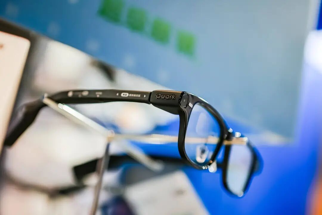 阿里首款 AI 眼镜抢先体验：这个设计让我戴一天也不用「充电」，夸克 AI 真上头了