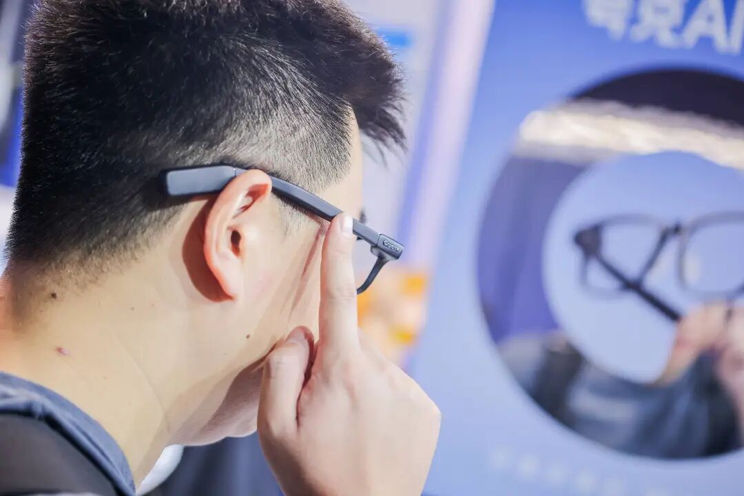 阿里首款 AI 眼镜抢先体验：这个设计让我戴一天也不用「充电」，夸克 AI 真上头了