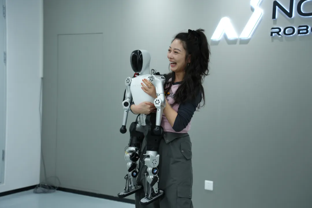 9998元抱回家!全球首款万元以下人形机器人来了,21自由度,能说会走,会尬舞