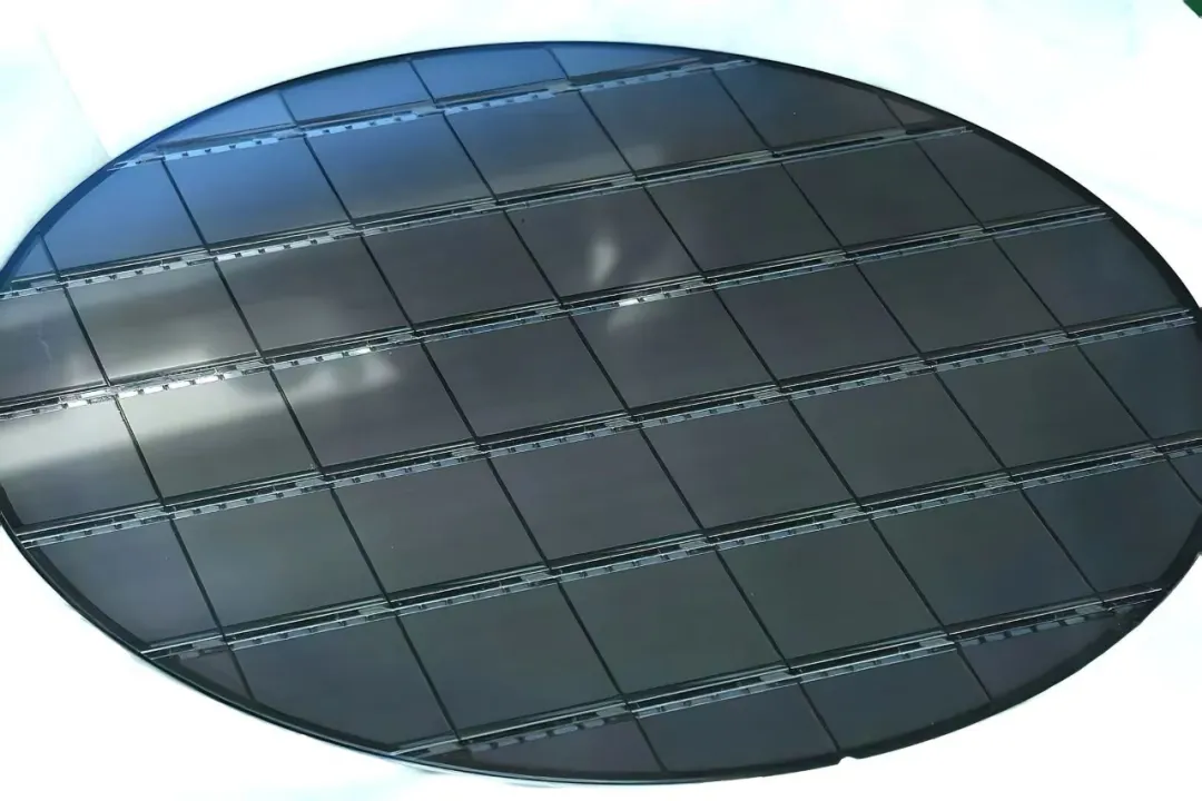 AI算力饥渴和高能耗困局谁来解?两位95后创始人用相变材料光计算构建新范式