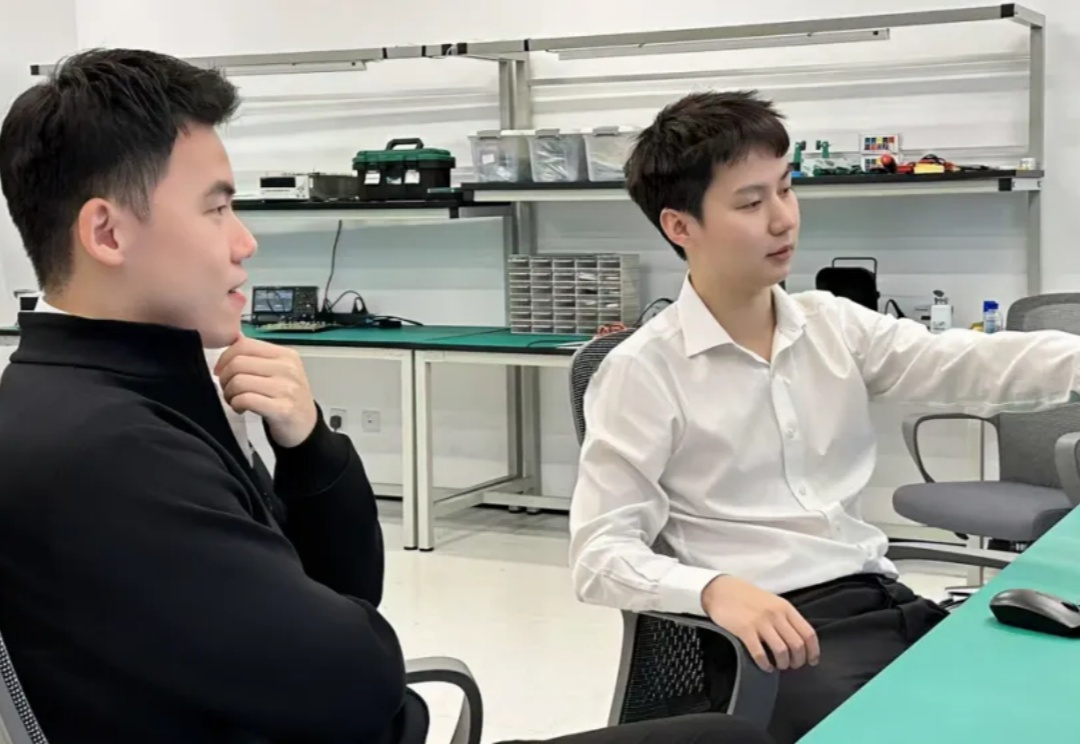 AI算力饥渴和高能耗困局谁来解?两位95后创始人用相变材料光计算构建新范式