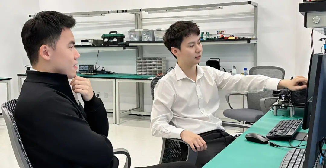 AI算力饥渴和高能耗困局谁来解?两位95后创始人用相变材料光计算构建新范式