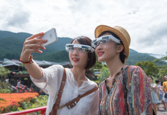 AI眼镜“上头”，成为假期旅游新搭子？