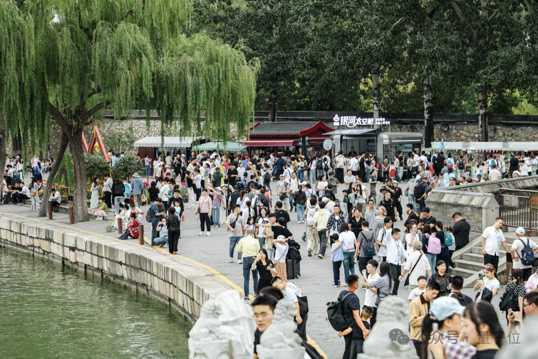机器人“狂踹不倒”视频刷屏！太空舱遍布城市街巷，银河通用这几手秀麻了