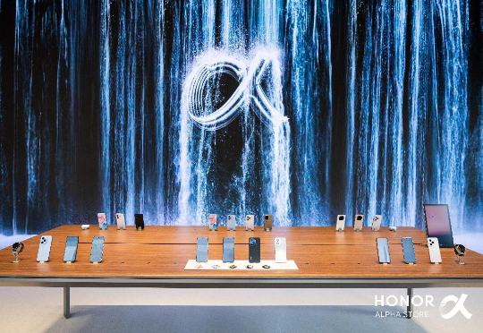 科氪｜打造AI终端生态“全球会客厅”：荣耀阿尔法全球旗舰店落地深圳湾