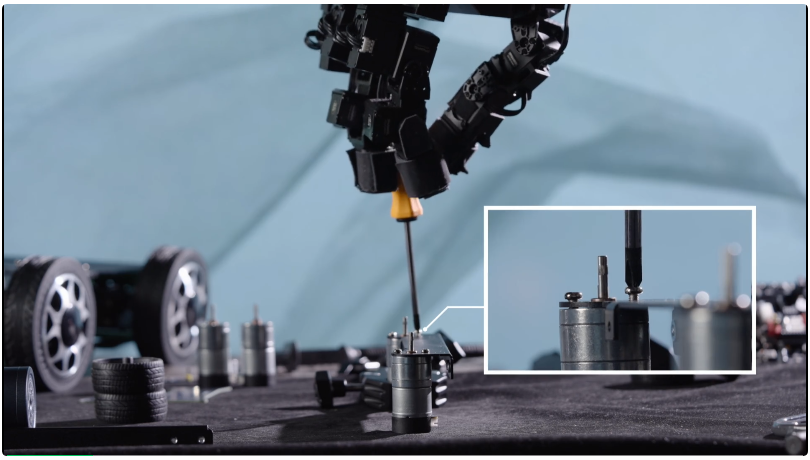 机器人“会用手”了！银河通用首破手掌任意朝向旋转难题，拧螺丝、砸钉子样样精通