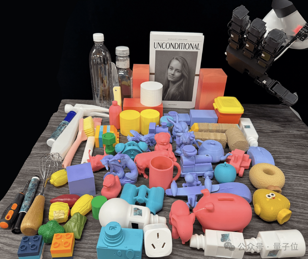 机器人“会用手”了！银河通用首破手掌任意朝向旋转难题，拧螺丝、砸钉子样样精通