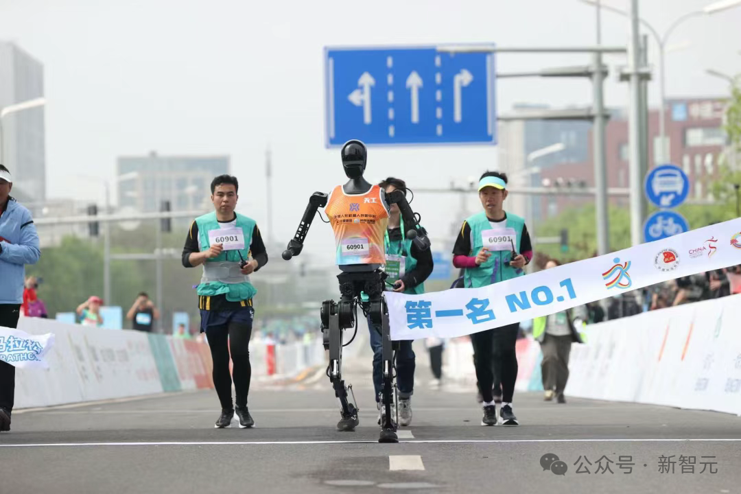 全球最大开源具身大模型!中国机器人跑完马拉松后开始学思考