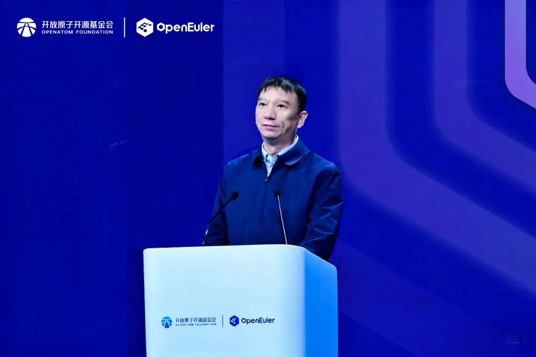 通向算力自由:openEuler发布全球首个超节点操作系统,专为AI打造