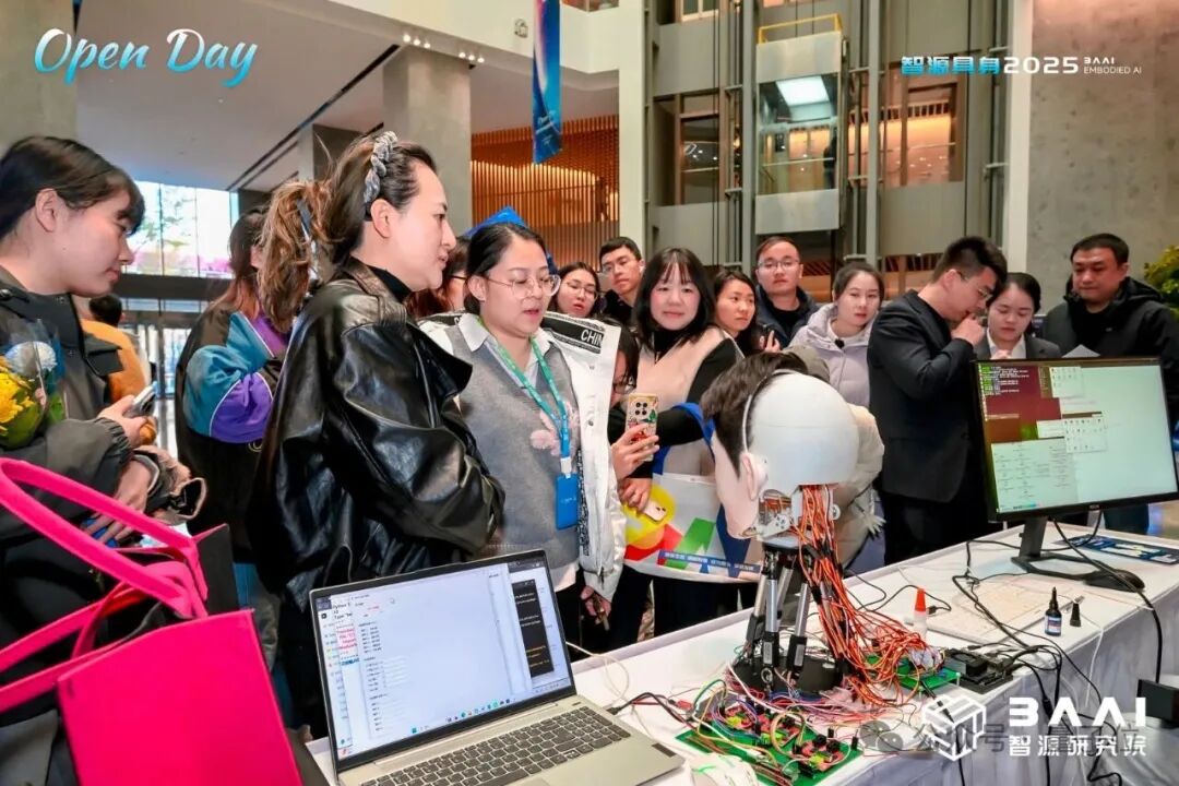 振臂一挥,大半个具身机器人圈都来了!智源研究院:别藏了,谁贡献数据多,谁的大脑就更好用