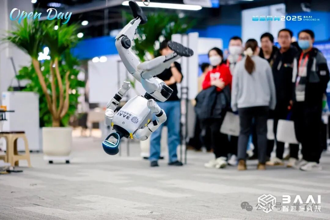 振臂一挥,大半个具身机器人圈都来了!智源研究院:别藏了,谁贡献数据多,谁的大脑就更好用