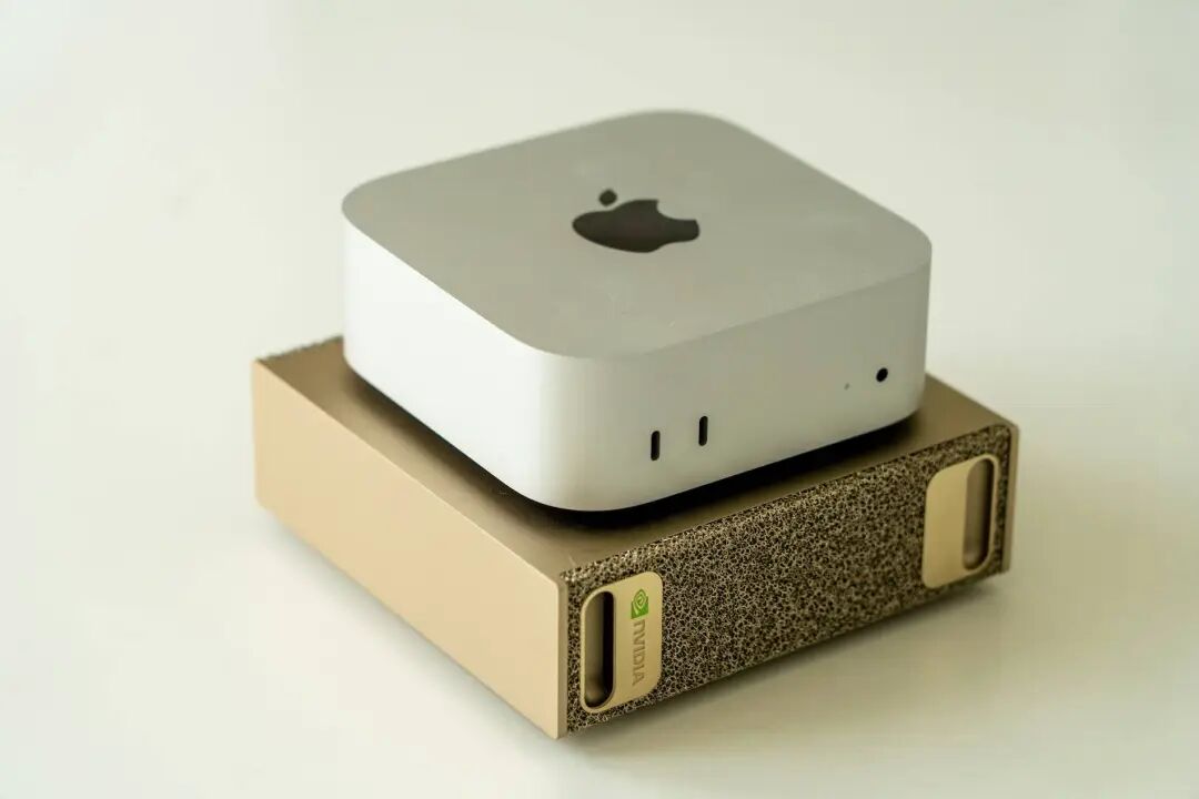 黄仁勋送马斯克的3万块个人超算,要借Mac Studio才能流畅运行?首批真实体验来了