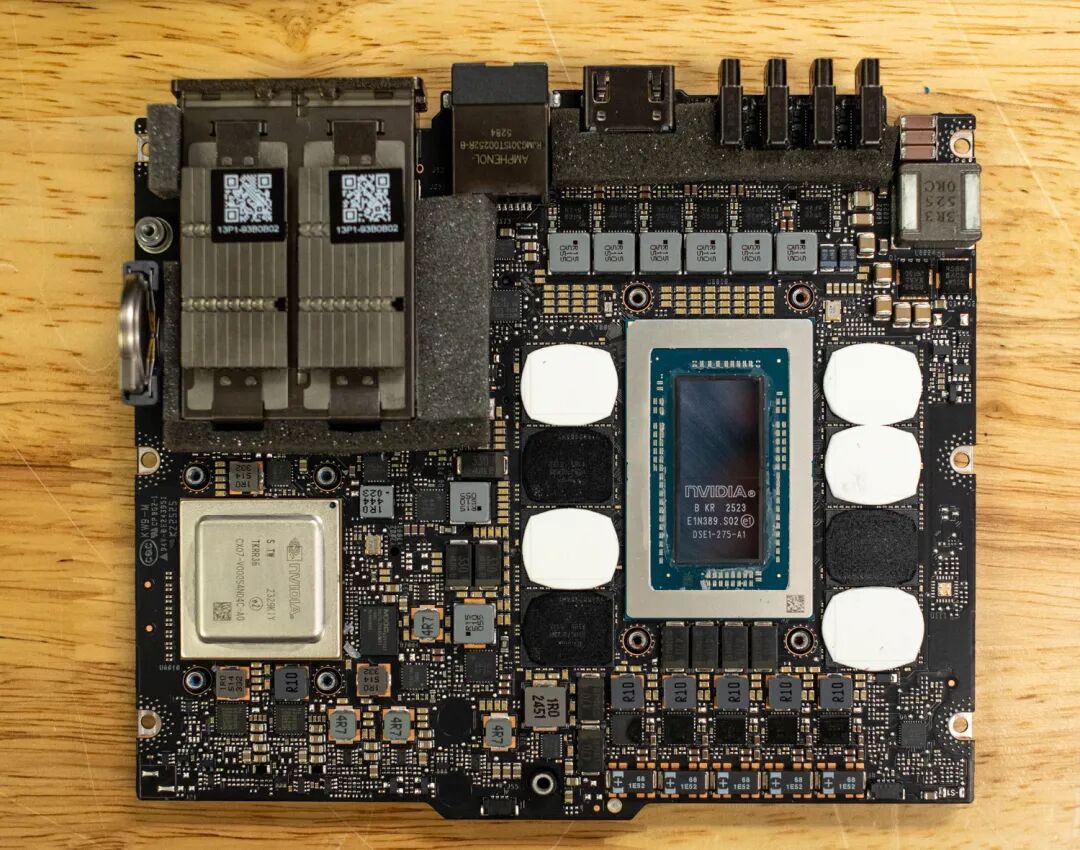 黄仁勋送马斯克的3万块个人超算,要借Mac Studio才能流畅运行?首批真实体验来了