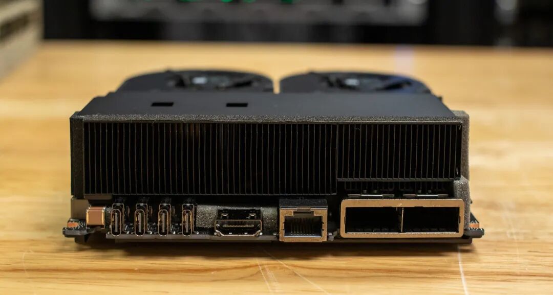 黄仁勋送马斯克的3万块个人超算,要借Mac Studio才能流畅运行?首批真实体验来了