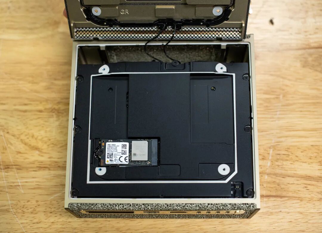 黄仁勋送马斯克的3万块个人超算,要借Mac Studio才能流畅运行?首批真实体验来了