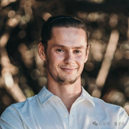 马斯克开始用Grok替代员工了！最惨部门裁员90%