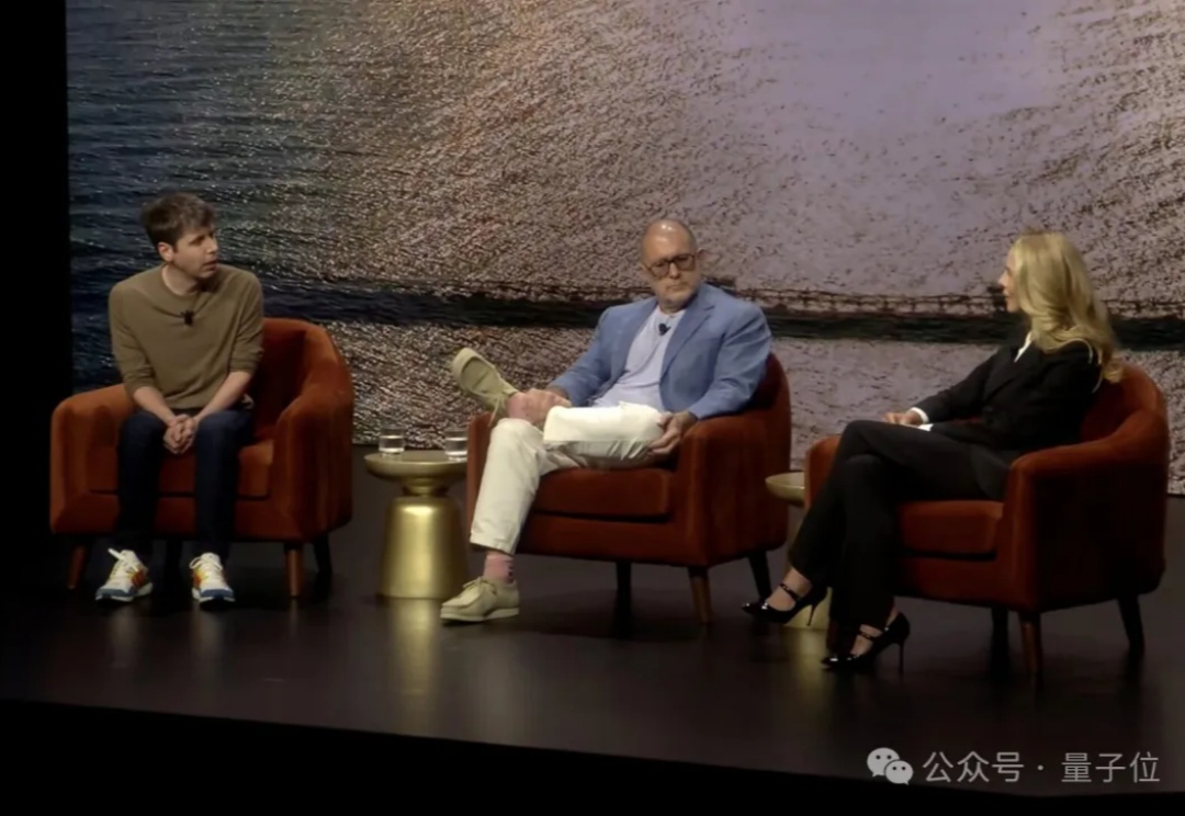 奥特曼谈OpenAI首款AI硬件：我想拿起它咬一口